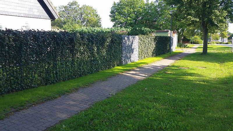 Fertighecke mit Steinmauer 1